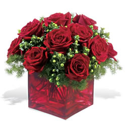  Elazığ hediye sevgilime hediye çiçek  9 adet kirmizi gül cam yada mika vazoda 