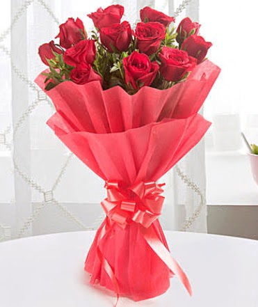 12 adet kırmızı gülden modern buket  Elazığ hediye sevgilime hediye çiçek 