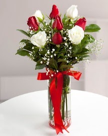 5 kırmızı 4 beyaz gül vazoda  Elazığ çiçek , çiçekçi , çiçekçilik 